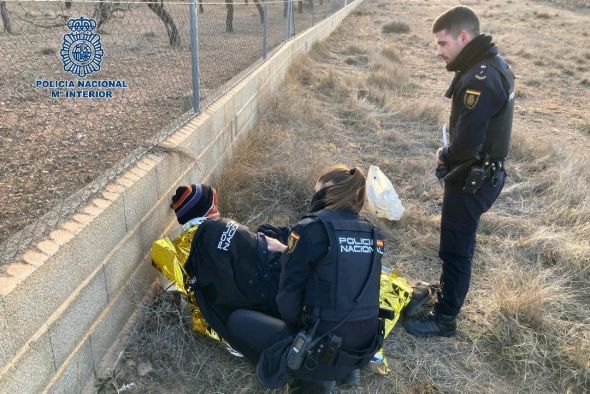 Agentes de la Policía Nacional de Teruel auxilian de madrugada a un hombre de edad avanzada con hipotermia