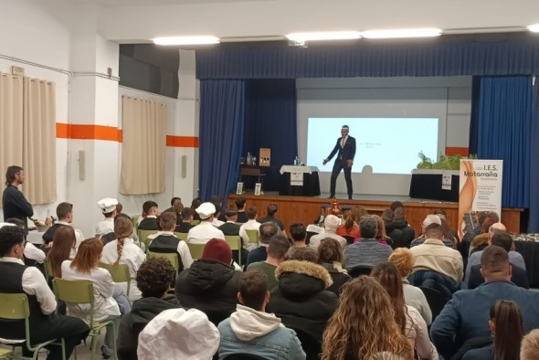 El sumiller Guillermo Cruz pone en valor el papel del camarero en la hostelería en el cierre de las Jornadas Gastronómicas del IES Matarraña