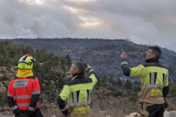 El incendio evoluciona favorablemente en la zona de Teruel al girar el viento hacia el oeste y el fuego ocupa una extensión de unas 2.000 hectáreas