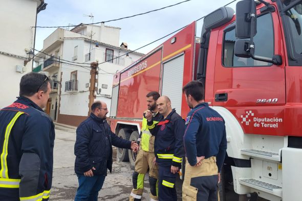 Bomberos de la Diputación de Teruel llevan agua para rellenar las balsas de abastecimiento de los medios aéreos