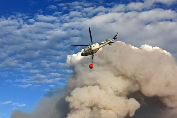 El incendio forestal evoluciona de forma favorable en la provincia de Teruel, aunque los vecinos desalojados siguen fuera de sus casas por precaución