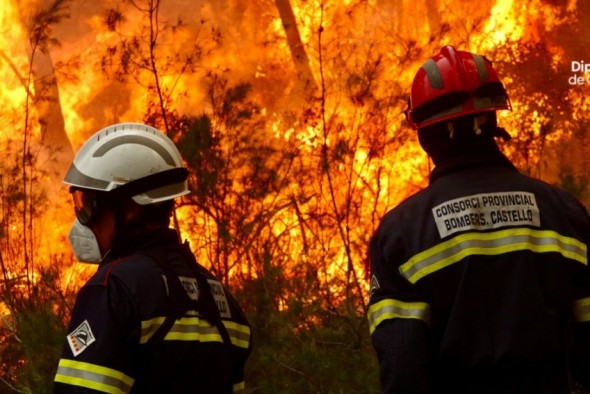 El incendio de Castellón sigue en situación crítica y pendiente del viento