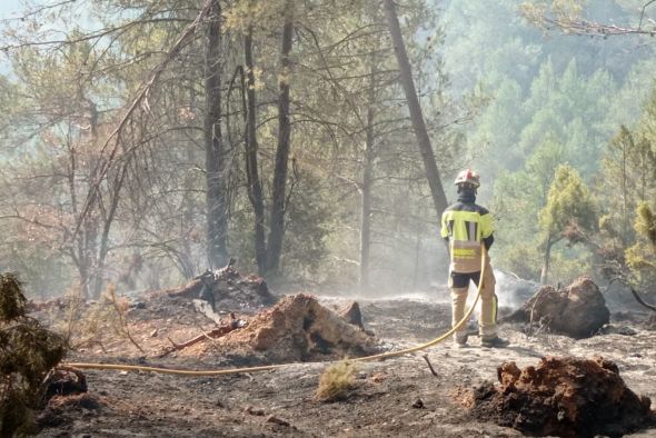 Los bomberos de la Diputación de Teruel trabajan este martes  en la zona de Fuente de la Reina de Castellón