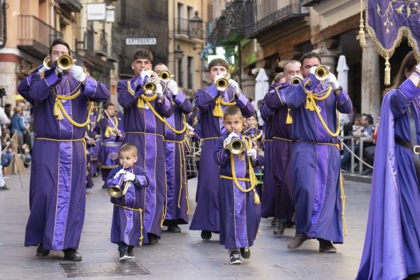 Las bandas de las cofradías y asociaciones turolenses exhiben sus toques en el Torico