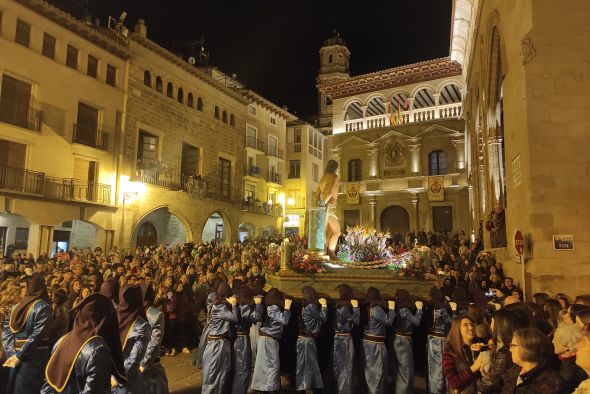 El Nazareno procesiona por la parte baja de Alcañiz después de tres años sin salir a las calles