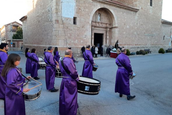 La Dolorosa acompaña a los tambores de Villarquemado en la Procesión del Silencio