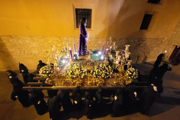 La procesión general del Jueves Santo de Teruel recupera la calle con experiencia y savia nueva