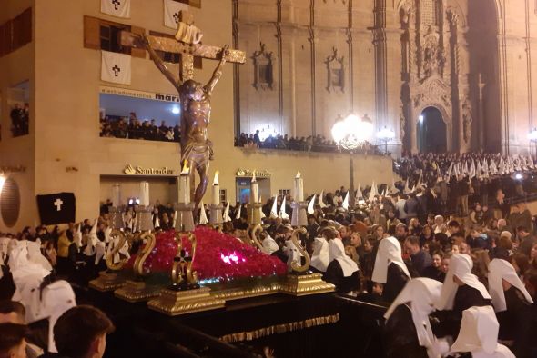 Un Jueves Santo de Silencio estremece Alcañiz entre claveles, tomillo y 500 velas