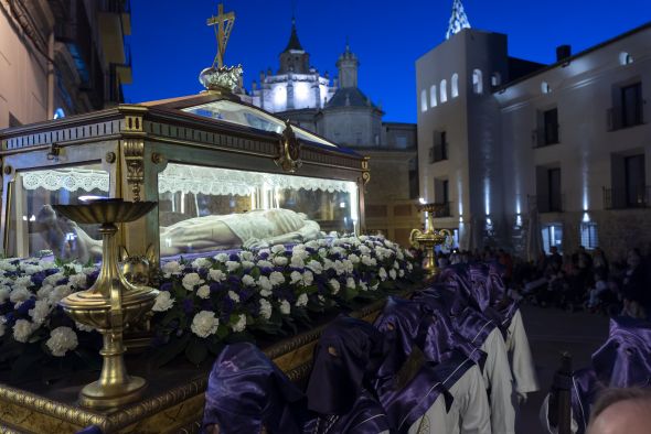 Galería de fotos: unos 2.000 cofrades procesionan en Teruel el Viernes Santo