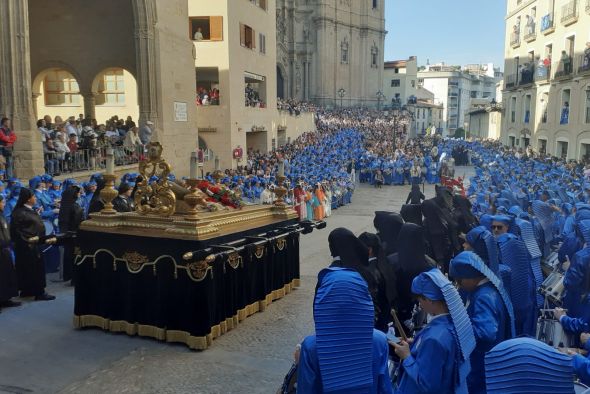 Cientos de tambores rasgan el cierre del Sepulcro de Cristo en Alcañiz