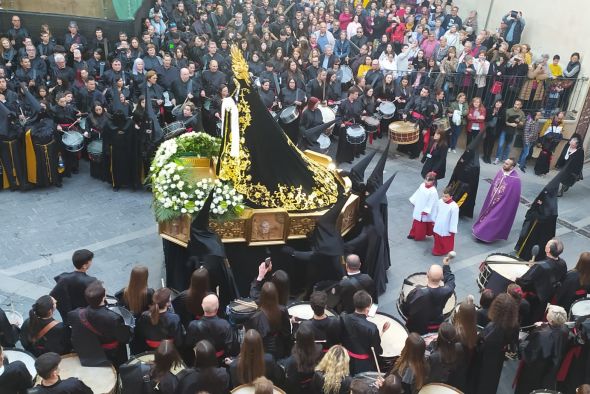 Las jotas despiden a Jesús Resucitado en la puerta de la iglesia parroquial de Andorra