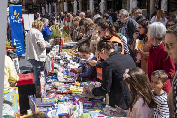 Los turolenses acuden en masa a su tradicional cita con el libro y la rosa para celebrar San Jorge