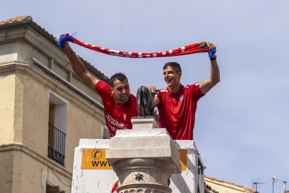 Jolgorio y emoción en las calles  de la ciudad para celebrar la  gesta conseguida por el CD Teruel