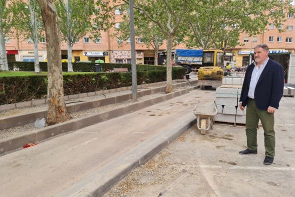 El Ayuntamiento de Teruel mejora la accesibilidad de la calle Barbastro respetando los árboles