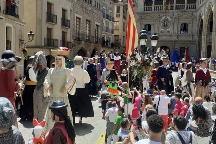 La plaza Mayor de Alcañiz, pista de baile para decenas de gigantes en el Encuentro de Aragón