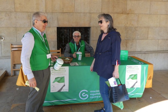 Cuarenta personas voluntarias de la Asociación contra el Cáncer participan en la cuestación de Teruel