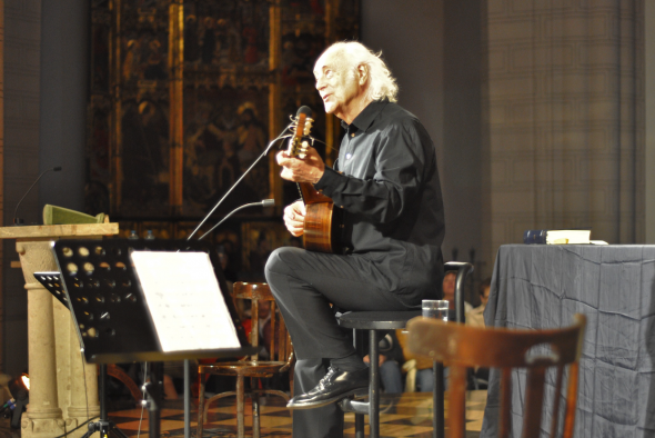 El público turolense se vuelca con el concierto ofrecido por el cantautor Amancio Prada en la Catedral