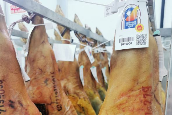 El Consejo Regulador marca el Jamón de Teruel número 9 millones 36 años después de que se sellara el primer pernil