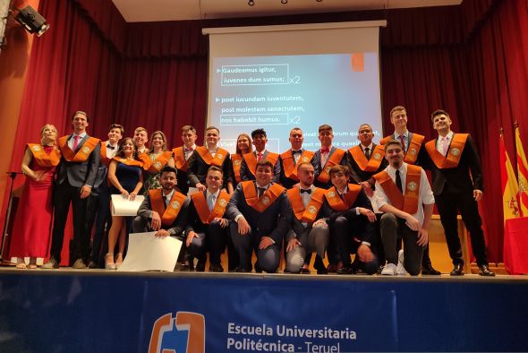 Más de 300 universitarios celebran la finalización de sus estudios en el Campus de Teruel