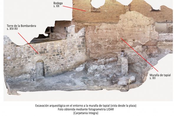 El tapial en restauración de la plaza de la Bombardera de Teruel se levantó en torno al año 1130