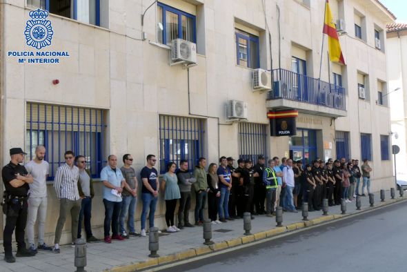 Agentes de la Policía Nacional de Teruel guardan un minuto de silencio en memoria del compañero fallecido en acto de servicio en Andújar