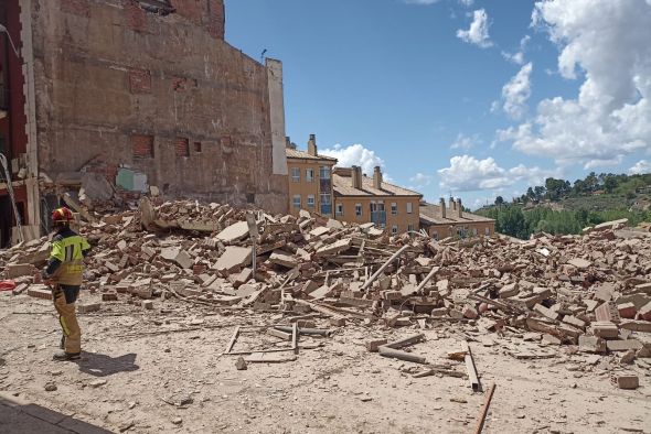 Una unidad canina inspecciona los restos del edificio derrumbado en Teruel para cerciorarse de que no hay víctimas