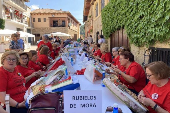 El encaje de bolillos atrae a un centenar de personas hasta Cabra de Mora