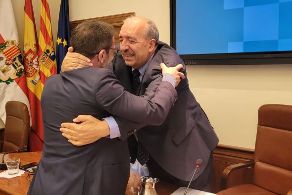 El abrazo de Rando y Boné sella un pleno de despedida lleno de agradecimientos en la DPT