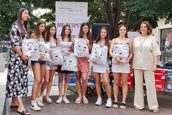 La Zona Envaquíllate promociona unas fiestas sanas en la plaza Domingo Gascón de Teruel