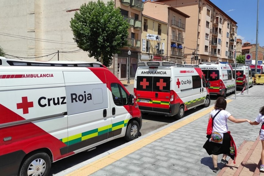 Un joven de 17 años trasladado a Zaragoza por un corte en brazo y una persona, herida tras caer desde una altura de cuatro metros