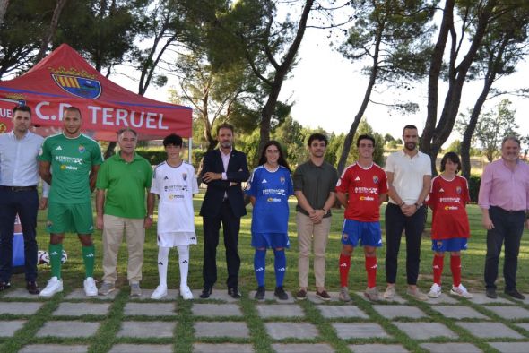 El color rojo permanece y el blanco regresa a la piel del CD Teruel