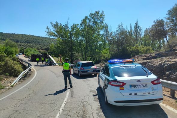 Un vehículo vierte ciemo al río Mijares tras sufrir un accidente en La Puebla de Valverde