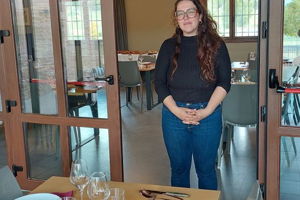 María Dávila, jefa de sala de Existe, restaurante de Puertomingalvo: “No hay gente para trabajar en hostelería, cerrarán negocios y los que queden tendrán más calidad”