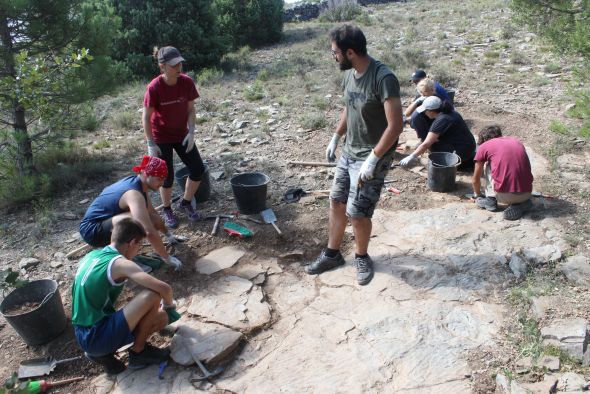 Los alumnos de la UVT contribuyen a sacar a la luz icnitas en el yacimiento de El Castellar