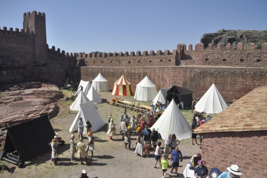 El castillo de Peracense abre  una puerta al siglo XIII con el XVII Encuentro de Grupos de Recreación