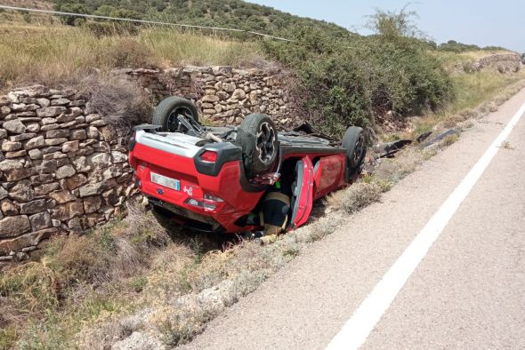 Una persona herida en un accidente en la carretera entre Cantavieja y Mirambel al salirse el vehículo de la vía