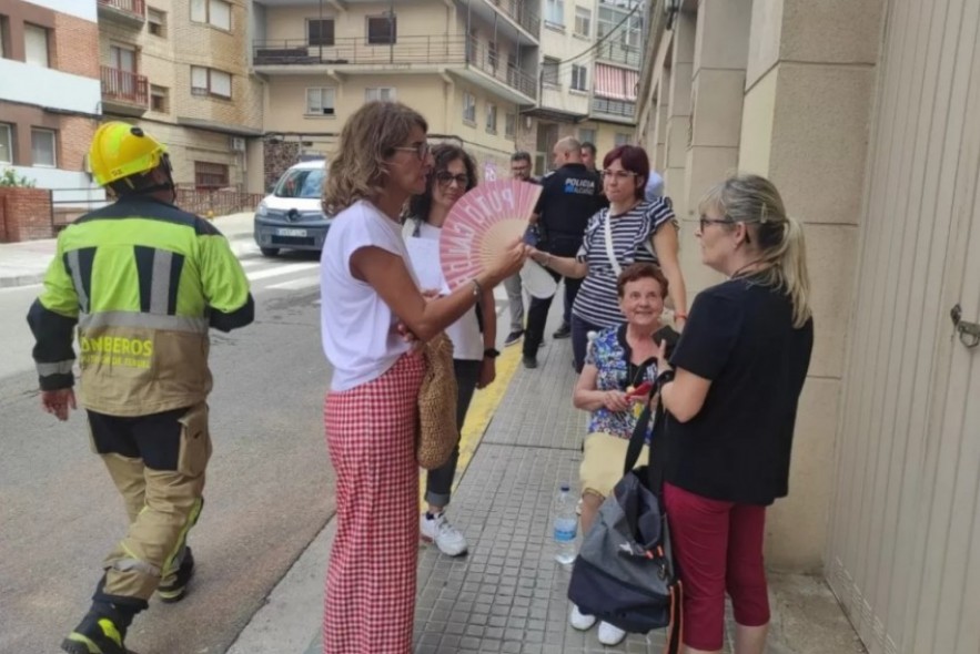 El desescombro del derrumbe que mantiene  a 28 desalojados en Alcañiz terminará este martes