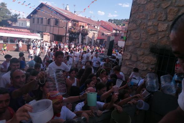 La localidad de Bronchales celebra la Sopeta repartiendo 1.500 litros de vino