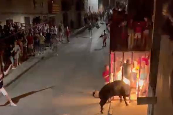 Un hombre resulta corneado en Cella por el toro embolado de las fiestas
