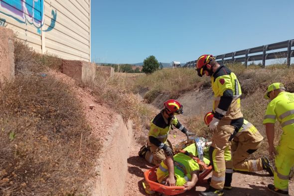 Bomberos de la Diputación de Teruel asisten a un trabajador de carreteras que cayó por una pendiente