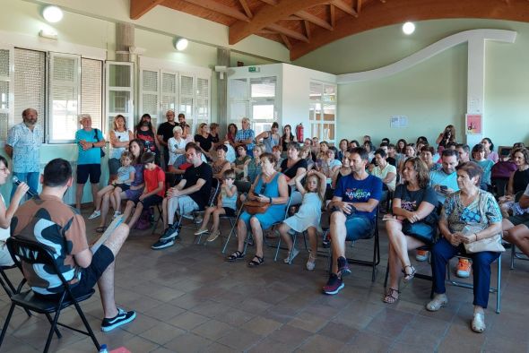 Cristina Armunia llena el salón de actos de Villastar durante la presentación de 'Un lugar seguro'