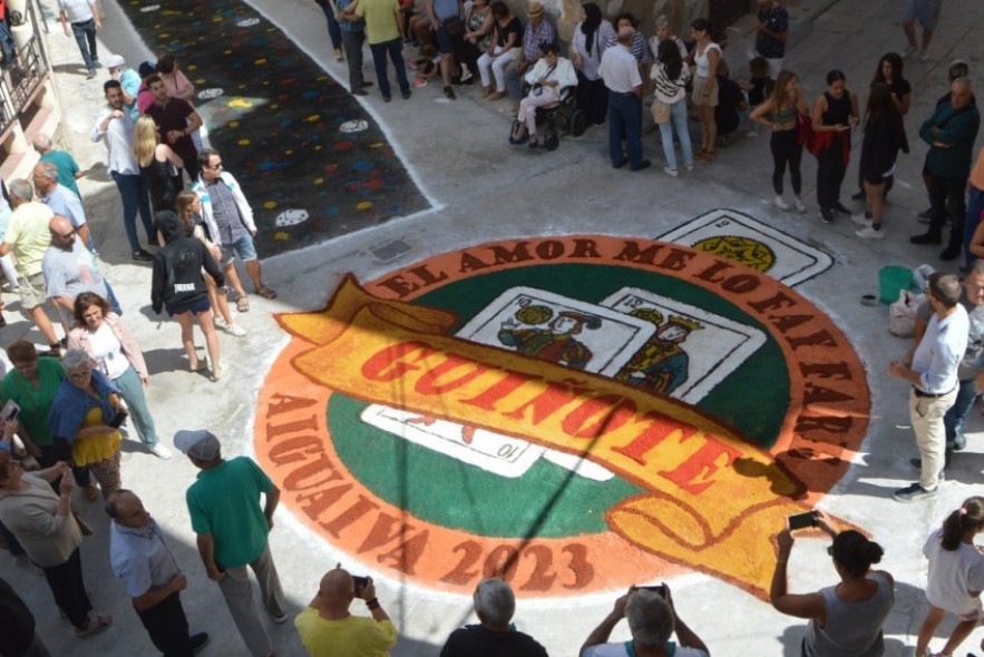 Aguaviva juega y canta las 40 con sus alfombras para celebrar la unidad de un pueblo cada 28 de agosto