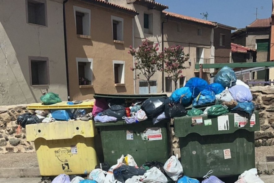 El PSOE advierte de una posible emergencia sanitaria por la basura acumulada durante la huelga en Calamocha