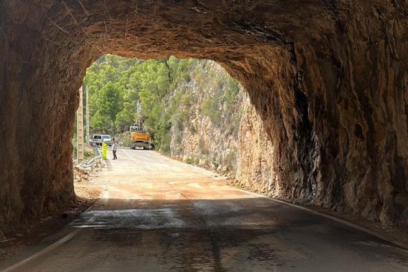 Abierta al tráfico la carretera de Beceite que tuvo que cortarse por el desprendimiento de varias piedras de gran tamaño