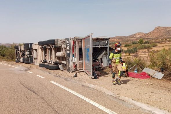 Los bomberos del parque de Alcañiz excarcelan a unos 200 cerdos atrapados tras el accidente de un camión