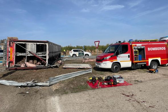 Un camión cargado de cerdos vuelca junto a Las Ventas de Valdealgorfa