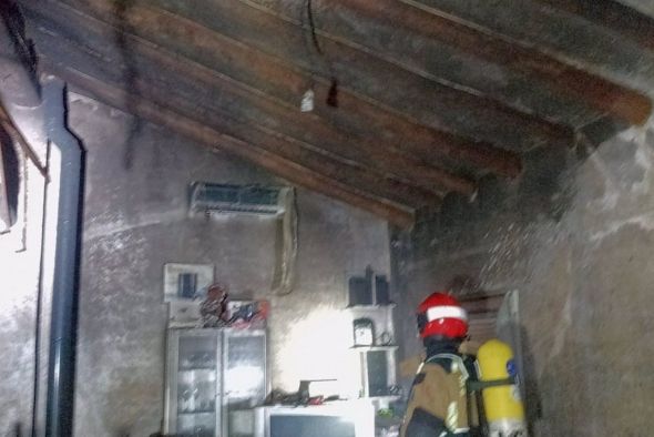 Bomberos de la DPT extinguen un incendio en una vivienda en Vinaceite, causado por un fuego bajo