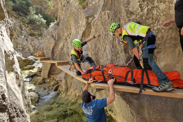 Rescatan a una senderista valenciana tras resbalar y caer al río en el Parrizal de Beceite