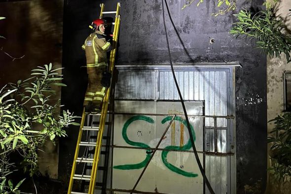 Los bomberos apagan un incendio en el edificio del Casino de Alcañiz, que está deshabitado