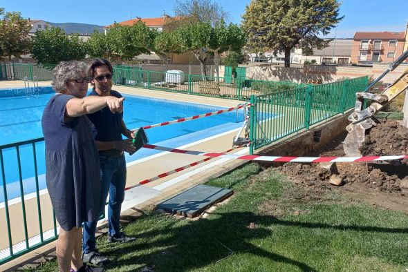 La rampa de acceso a la piscina climatizada de Calamocha, a punto de estar concluida